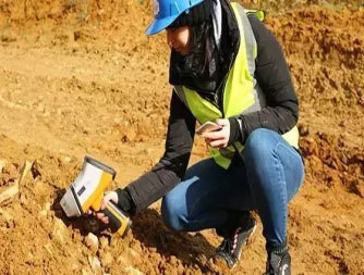 日立手持式土壤重金屬光譜儀X-MET8000現場